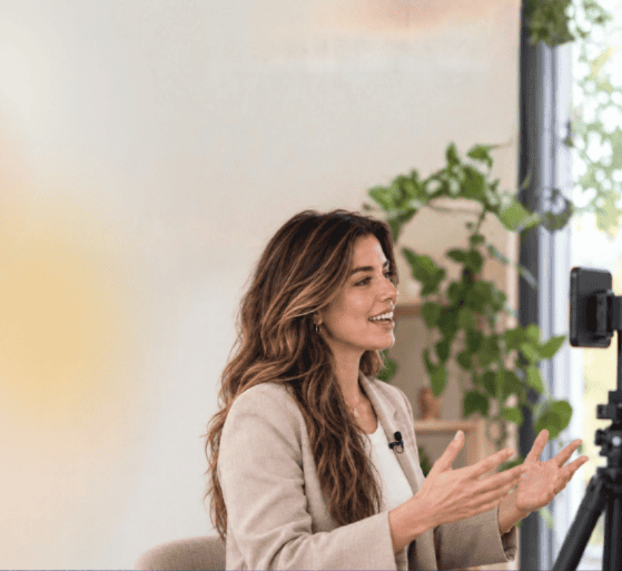Contentcreator voor de camera tijdens een video-opname
